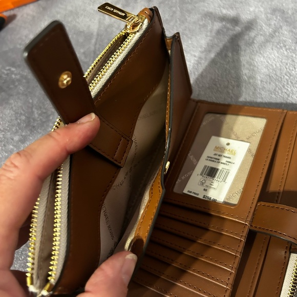 Michael Kors - Jet Set Travel LG double zip wristlet - Picture 5 of 9